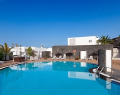 Hotel Apartamentos LIVVO Coloradamar (Playa Blanca, Spain)
