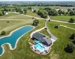 Entire House / Apartment Country Paradise W/inground Pool On 9 Acres. Sleeps 13. (Kansas City, USA)