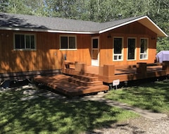 Entire House / Apartment Cottage For Rent In Abert Beach (Traverse Bay, Canada)