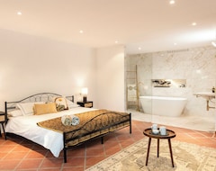 Entire House / Apartment La Neblina - Six Bedroom Villa, Sleeps 16 (Muqui, Brazil)