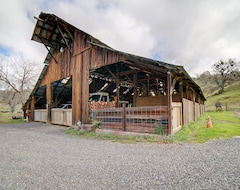 Entire House / Apartment 30-acre Witter Springs Ranch With Barn And Views! (Upper Lake, USA)