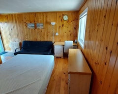 Entire House / Apartment Waterfront Cottage 3bdrm/4bath - Private Beach, Dock, Fire Pit (Brudenell, Canada)