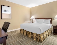 Khách sạn Econo Lodge Inn & Suites (Kelowna, Canada)