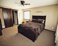 Toàn bộ căn nhà/căn hộ Beautiful 5 Bedroom, 3 Bath Lake Home (Maple Lake, Hoa Kỳ)