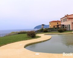 Khách sạn Boutique Apartment On The Sea Beach, Pool,parking (Cervo, Ý)