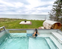 Casa/apartamento entero Mystical Beachfront Chalet · Mystical Beachfront Chalet , Hot Tub And Sauna (Dingwall, Canadá)