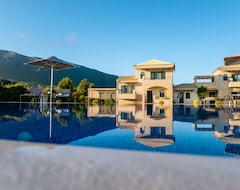Koko talo/asunto Private luxury villa with swimming pool sleeps 10-11 in Corfu Greece (Korfu, Kreikka)