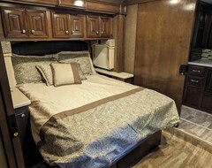 Campingplads Cozy Luxury Motor Coach Near Guntersville Lake Fishing & Cathedral Caverns (Grant, USA)