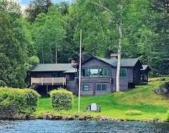 Toàn bộ căn nhà/căn hộ Year-round Waterfront Log Home W/stream Room (Saranac Lake, Hoa Kỳ)