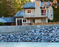 Tüm Ev/Apart Daire Riverfront Bragg Creek Home - The Perfect Getaway W/spacious Deck (Bragg Creek, Kanada)