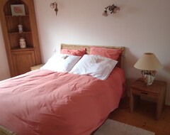 Bed & Breakfast Magnificent Chalet Near The Tourist Sites Of The Jura Lakes And Vineyards (Le Fied, Pháp)