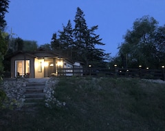 Toàn bộ căn nhà/căn hộ Brand New Cozy Bungalow On Spacious Private Property Overlooking Swan Lake. (Vernon, Canada)