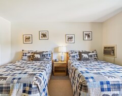 Deluxe Two Double Bed Standard Hotel Room On The 1st Floor With Heated Pool (Killington, USA)