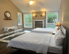 Toàn bộ căn nhà/căn hộ Serene 5br Cottage With Hot Tub, Pool Table, And Lake (Clarington, Canada)