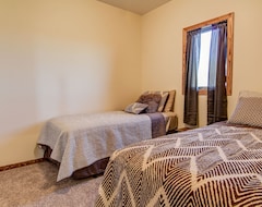 Entire House / Apartment Seven Bedroom Lodge, with Bar/Lounge and Spacious Dining acilities (Clark, USA)