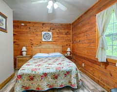 Entire House / Apartment Cozy Couples Cabin With A Wood Burning Fireplace And Hot Tub In Hocking Hills! (Logan, USA)