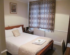 Hotelli The Pines Guest Accommodation (Chippenham, Iso-Britannia)