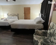 JI9, a Queen Guest Room at the Joplin Inn at entrance to the resort Hotel Room (Mt Ida, USA)