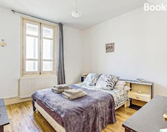 Toàn bộ căn nhà/căn hộ 3 Bedroom Pet Friendly Apartment In Issy-lvque (Issy-l'Évêque, Pháp)