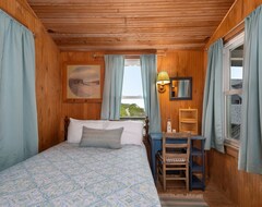 Koko talo/asunto Oceanfront, Dog Friendly, Walkway To The Beach, Cozy Historic Cottage. (Nags Head, Amerikan Yhdysvallat)