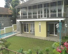 Khách sạn Villa Bukit Danau Lot 14 (Puncak, Indonesia)