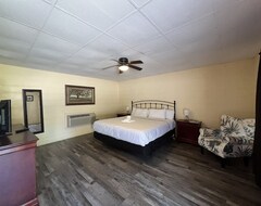 Hotel King Guest Room Located At The Entrance To Mountain Harbor Just 2 1/2 Miles From Lake Ouachita. By Redawning (Hot Springs, USA)