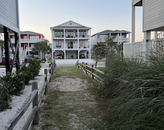 Entire House / Apartment New Custom 2nd Row 5-bedroom Beach Home (Holden Beach, USA)