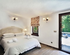 Tüm Ev/Apart Daire 6 Bedroom, Loft,heated Swimming Pool, Outside Spa, Outside Bar, Fire (Casares, İspanya)