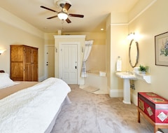 Entire House / Apartment Historic Silverton Home Sleeps 10 (5 Br, 6 Bath) (Silverton, USA)