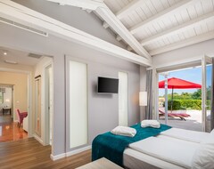 Toàn bộ căn nhà/căn hộ Design Villa Sole With 48m² Heated Pool, Game Room, Fitness & Spa House (Bibici, Croatia)