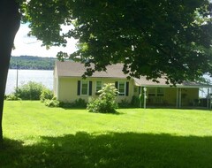 Toàn bộ căn nhà/căn hộ Quintessential Finger Lakes Cottage! Charm Abounds In This Cozy Lakefront Gem! (Geneseo, Hoa Kỳ)