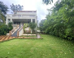 Koko talo/asunto Lake View Manor (Karad, Intia)