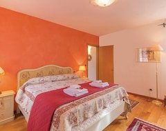 Khách sạn 4 Bedroom Accommodation In Teolo (Teolo, Ý)