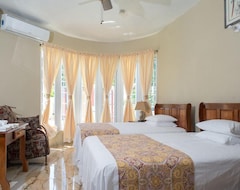 Khách sạn Water's Edge Guest House (Montego Bay, Jamaica)