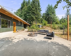 Entire House / Apartment Mid-century 4-bd Cabin With Game Room & Hot Tub Near Rainier Goldfinch Pines (Morton, USA)