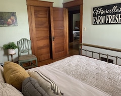 Entire House / Apartment Farmhouse Inn - Set In The Country Yet Minutes Away From Plenty Of Attractions (Cannon Falls, USA)