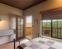 Lomakeskus -Pet Friendly- Miners Cabin #5 -Two Double Beds - Private Balcony (Tombstone, Amerikan Yhdysvallat)