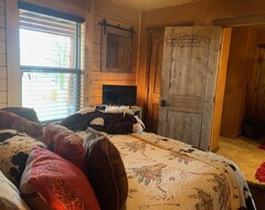 Entire House / Apartment Private 40 Acre Farm, Log Cabin, Fishing & Fun (Chandler, USA)