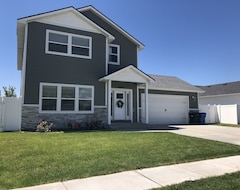 Entire House / Apartment Charming Pocatello Home With Large Fenced In Yard, Fully Stocked Kitchen (Pocatello, USA)