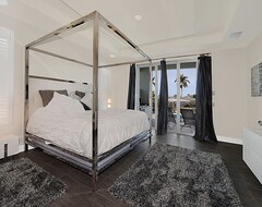 Hotel Lvcc Villa Galaxy - Pure Luxury In Chrome And Marble (Cape Coral, USA)