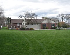 Toàn bộ căn nhà/căn hộ House With Backyard And Patio! Beautiful Rural Farmland Within Minutes (New Holland, Hoa Kỳ)