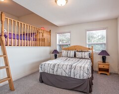 Hotel 3 Bedroom Home - Steps from the Skiway and Village. Sleeps 10 Pet Friendly! (Vernon, Canada)