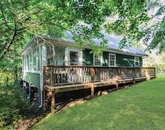 Hele huset/lejligheden Cozy Cottage On Wooded Lot With Hot Tub & Fire Pit (Front Royal, USA)