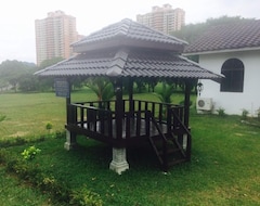Khách sạn Bungalow Homestay Lot 322 (Alor Gajah, Malaysia)
