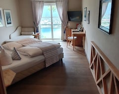 Khách sạn Double Room With Balcony - Hotel Leeberghof (Tegernsee, Đức)