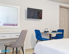 Hotel Epipleon Luxury Suites -104- Domatio 35tm Me Beranta 35tm Mprosta Ste Thalassa (Nafpaktos, Greece)