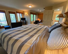 Entire House / Apartment 4 Bedroom Beach House On Lake Michigan Alongside Tranquil Brook (Cross Village, USA)
