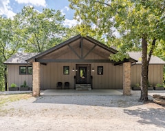 Toàn bộ căn nhà/căn hộ Cabin And Cottage On 140 Gated Acres | Stocked Lakes, Firepit, Playground, Hike (Coweta, Hoa Kỳ)