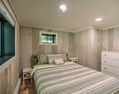 Casa/apartamento entero New! Sleek Cabin W/deck 8mi To Mount Snow & Hikes! (Wilmington, EE. UU.)