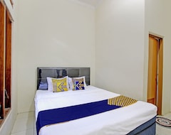 Hotel Spot On 92926 Guest House Cemara (Tegal, Indonezija)